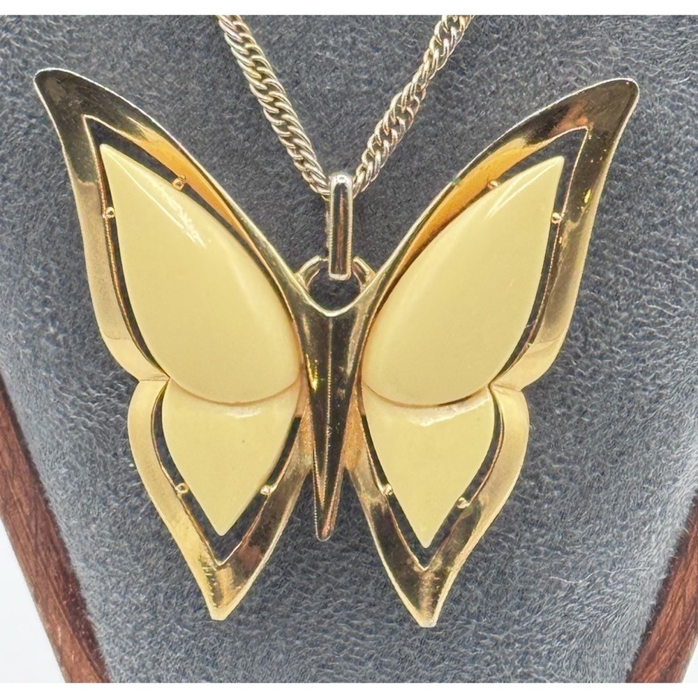 Vtg Trifari Butterfly Pendant Necklace Gold Tone Cream Lucite Chunky Statement